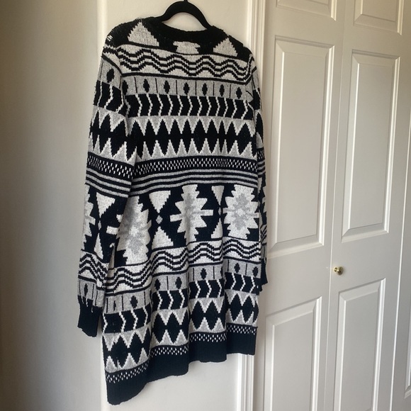89th & Madison - Black & White Geometric Pattern Long Knit Cardigan With Pockets - Picture 3 of 6